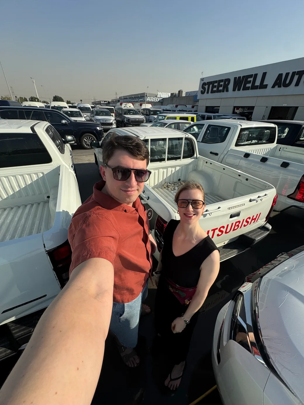 Команда Flipexport на автомобильной площадке в Дубае, ОАЭ — отбор Mitsubishi для клиентов, февраль 2026