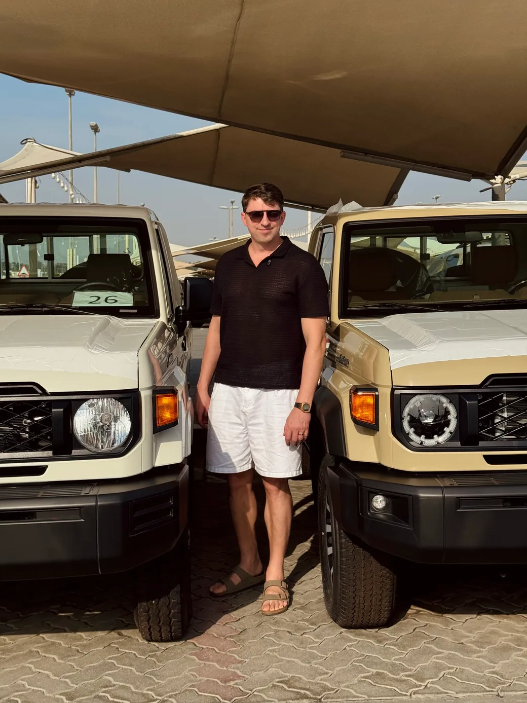 Максим Юрьевич на автомобильной площадке в Дубае — отбор Toyota Land Cruiser 70 Pickup для клиентов, февраль 2026