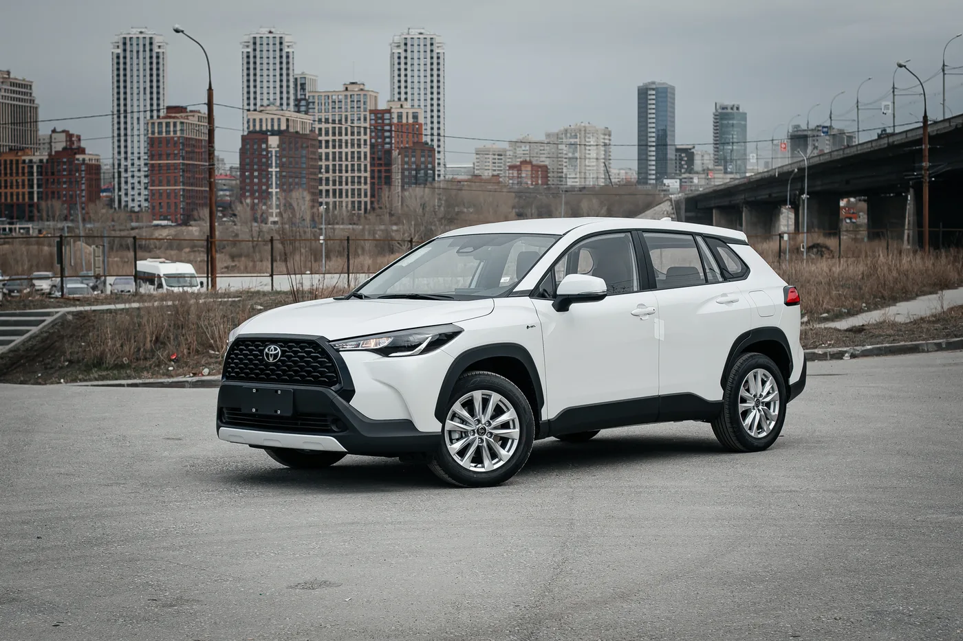 Toyota Corolla Cross в Новосибирске — автомобиль, привезённый под ключ с полным пакетом российских документов